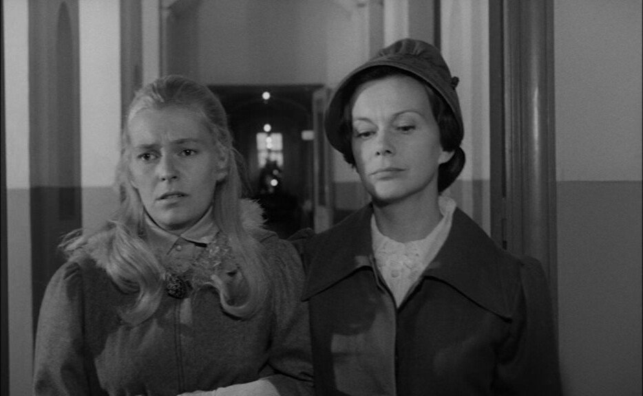 Gio Petré and Anita Björk in a still from 'Loving Couples' (1964)