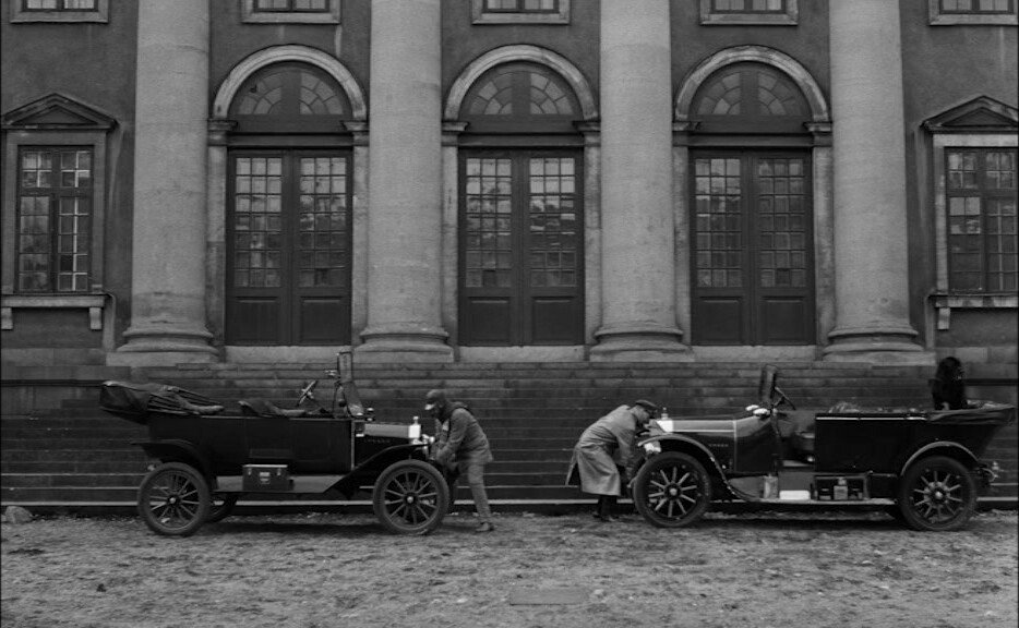 Two cars facing each other in the street in 'Loving Couples' (1964)