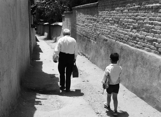 Still of old man and little boy in 'The Bread and Alley' (1970) (c) Kanoon