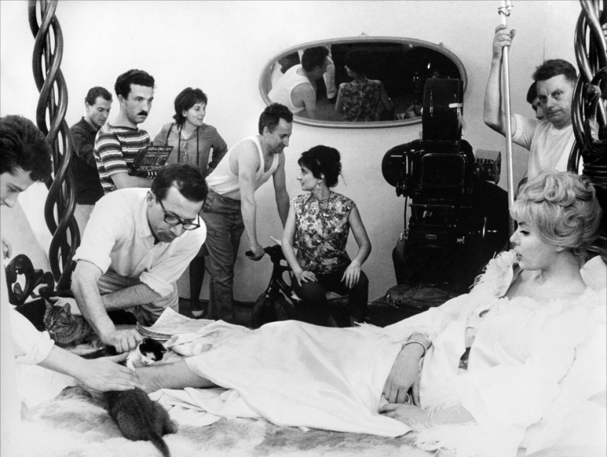 Agnès Varda (seated, centre) directs Cléo de 5 à 7 (1962)