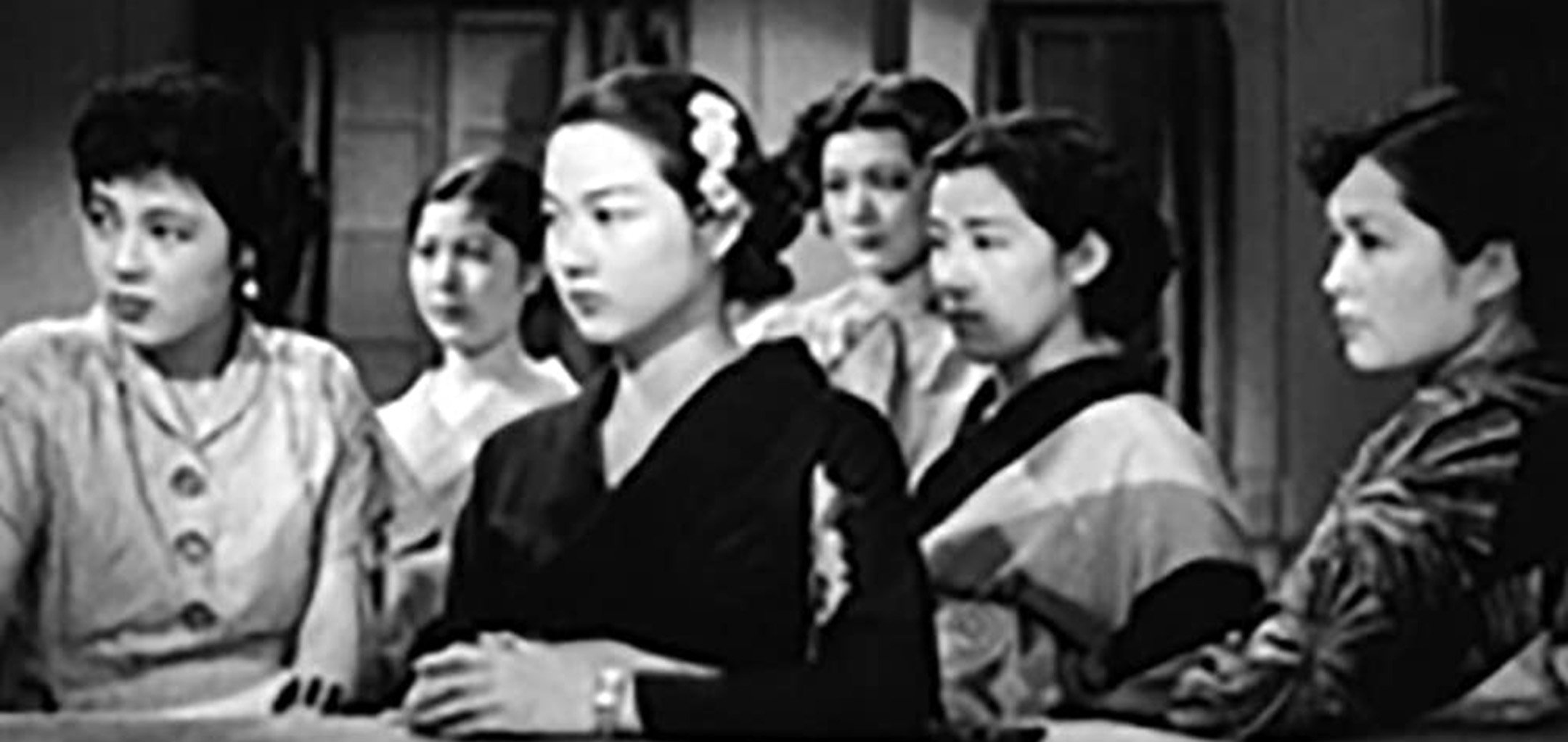Women in kimonos in a black and white still from Forget Love For Now (1937)