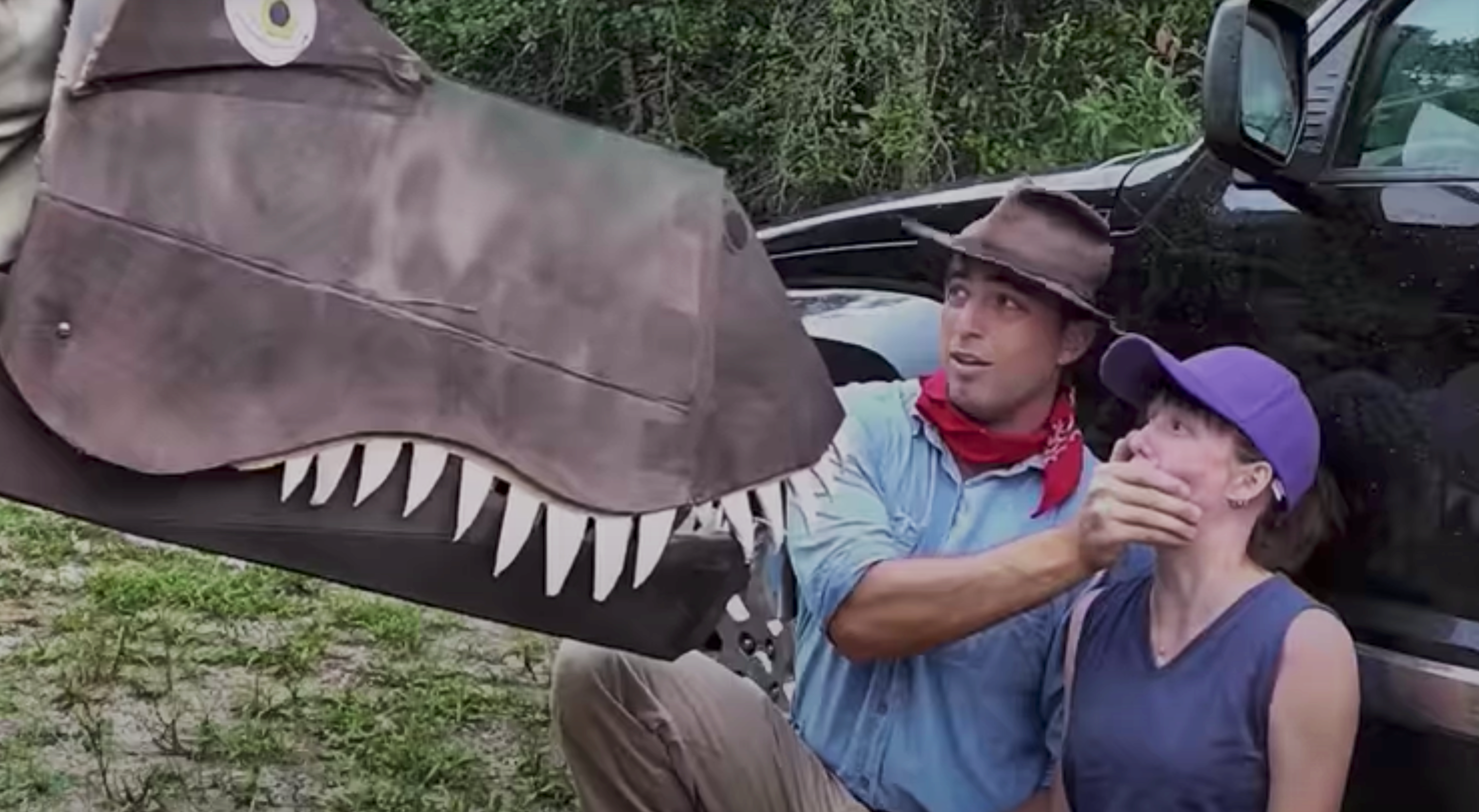 Jurassic Park scene - T-rex closes in on "Dr Grant" and "Lex"