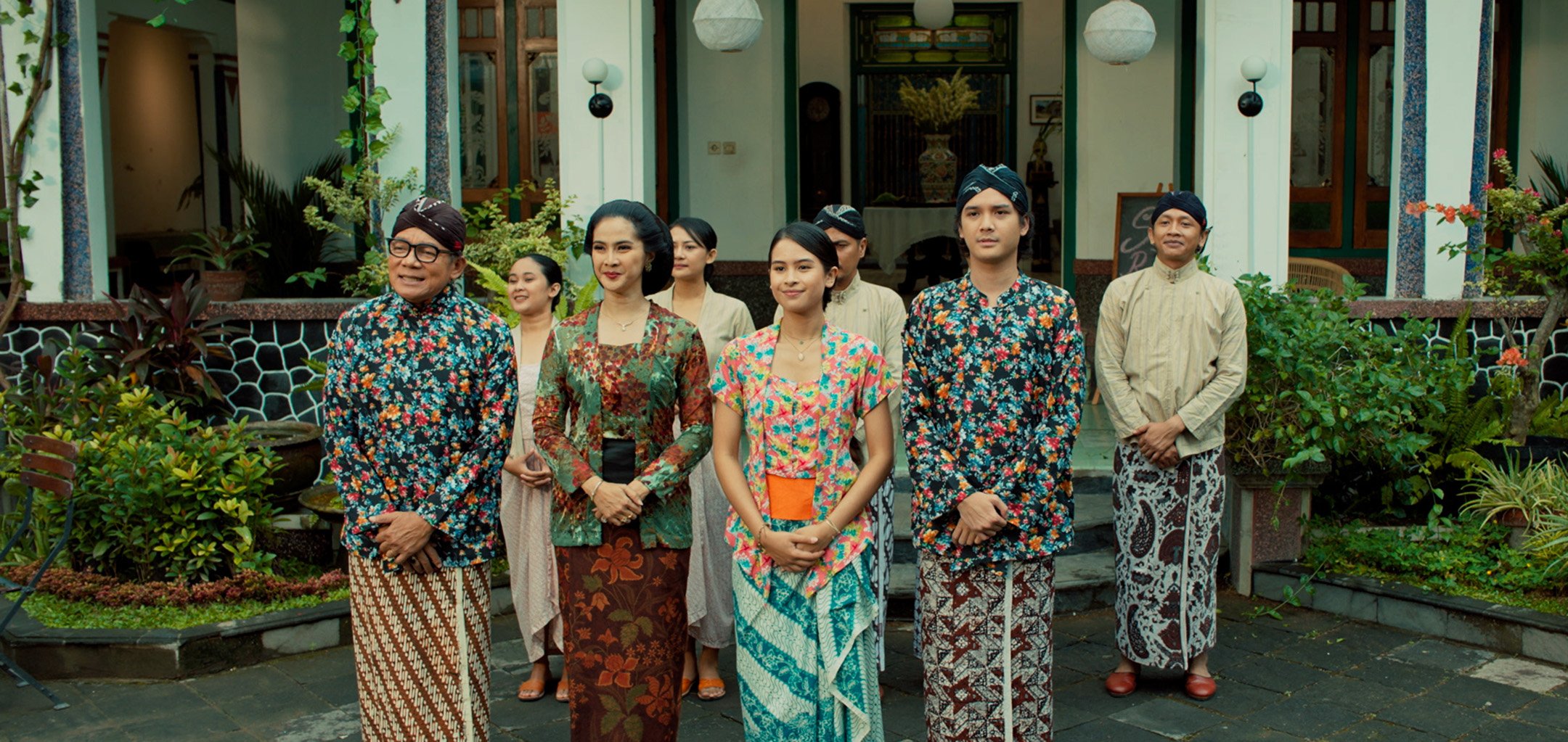 A still of the cast from 'Losmen Bu Broto' (2021)