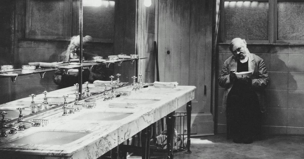 The Last Laugh (1924) F. W. Murnau | Wed 9 Nov 2022 Melbourne Cinémathèque
