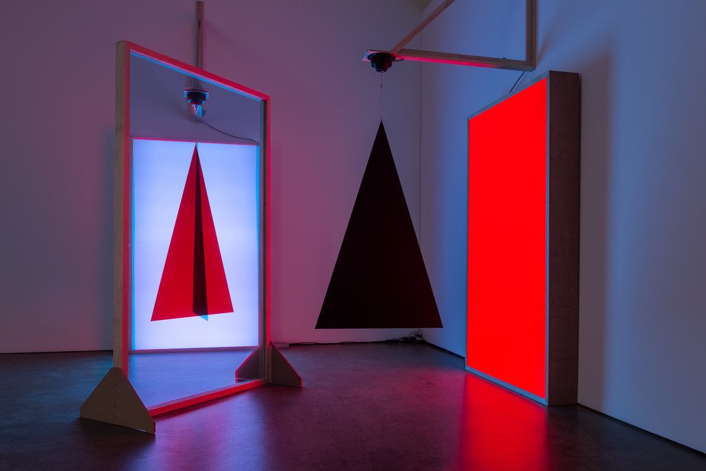 Pepper's ghost effect, triangles, cyan and red